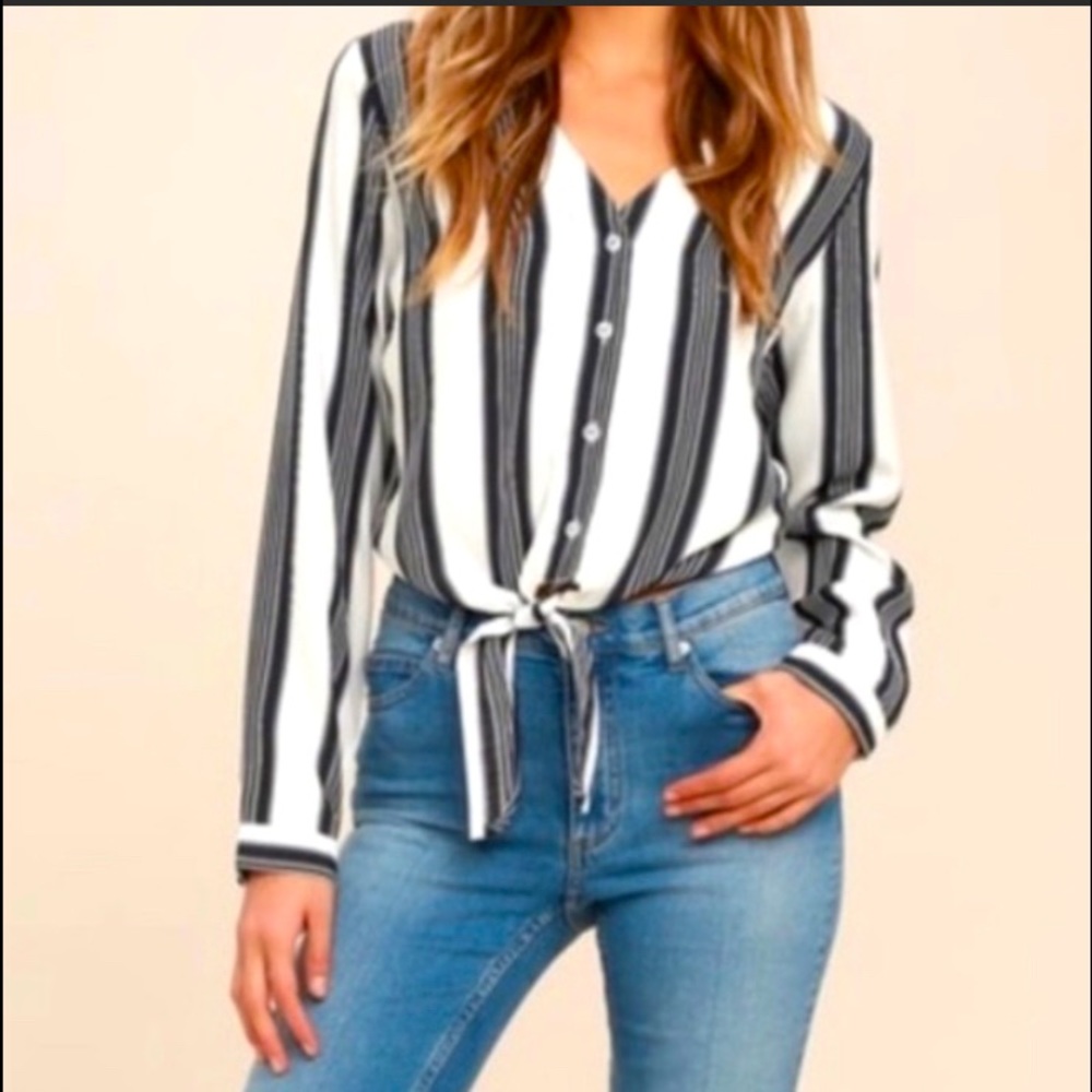 Lulu’s - Black & White Striped tie front top - M